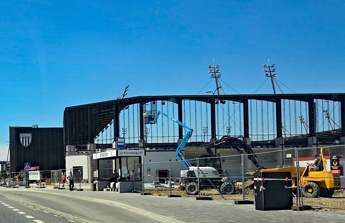 budowa stadionu miejskiego w Nowym Sączu, ul. Kilińskiego, prace wykończeniowe lipiec 2025