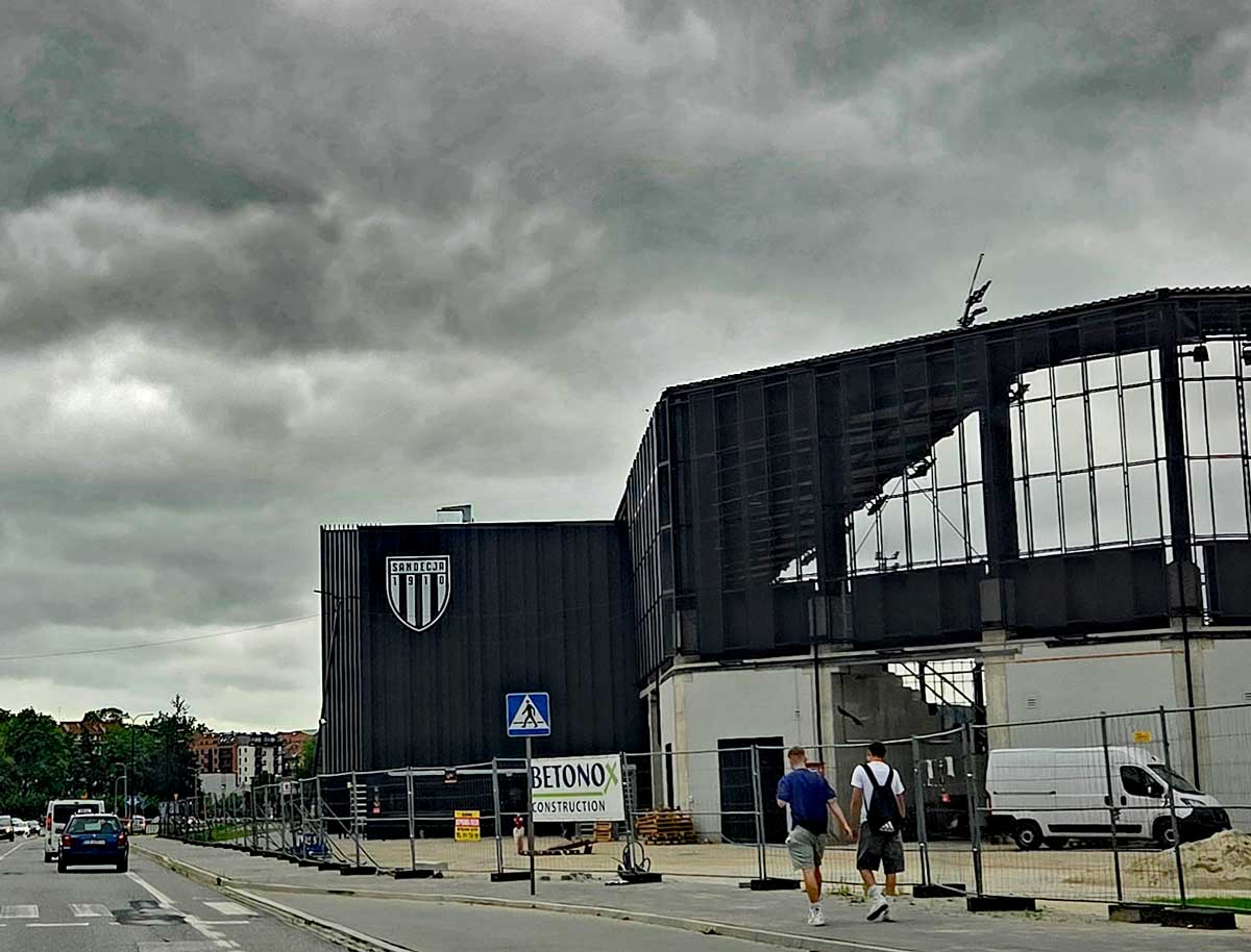 stadion miejski w nowym saczu. w głównym budynku miejsce znajdzie fanstore Sandecji i restauracja