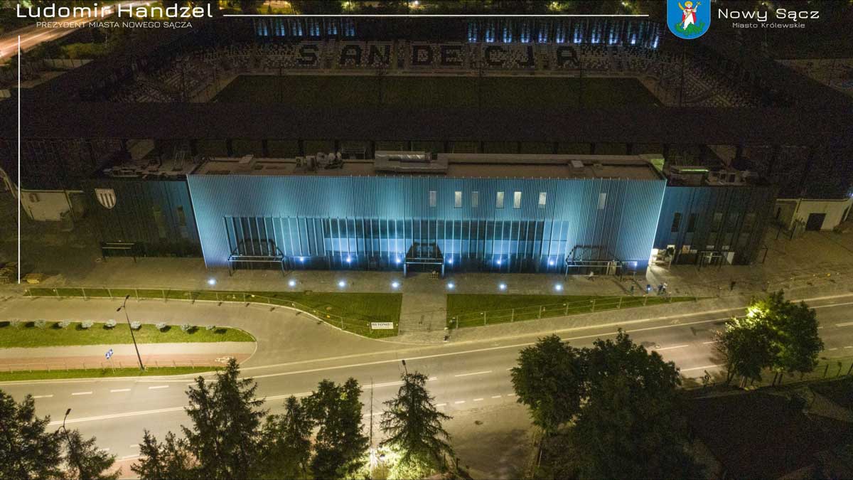 śledztwo w sprawie stadionu miejskiego w Nowym Sączu jest wielowątkowe i wciąż jest prowadzone. Na zdjęciu próba iluminacji obiektu