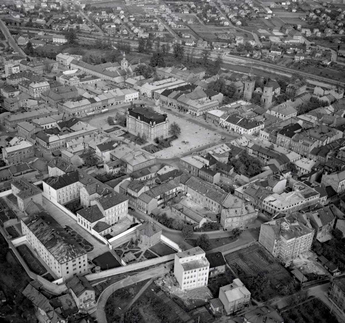 zdjęcie lotnicze nowego sącza 1967. Fototeka Lotnicza Narodowego Instytutu Dziedzictwa