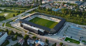 ostatni etap budowy stadionu w Nowym Sączu, sierpień 2025