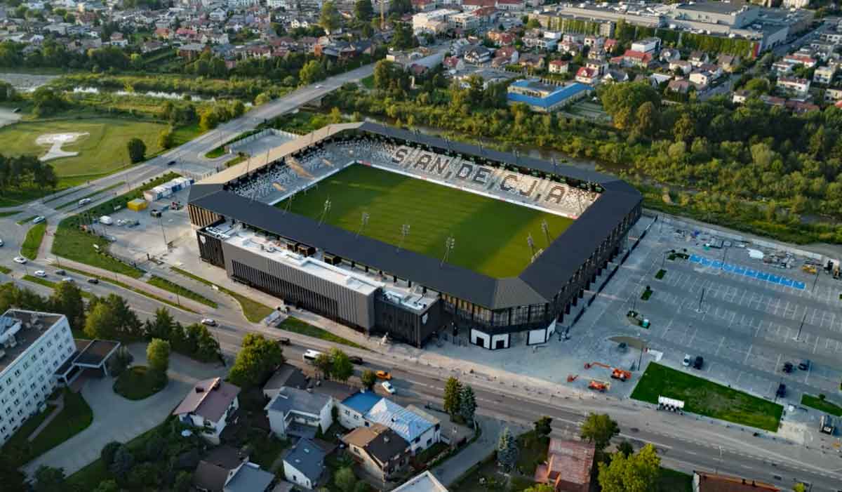 ostatni etap budowy stadionu w Nowym Sączu, sierpień 2025