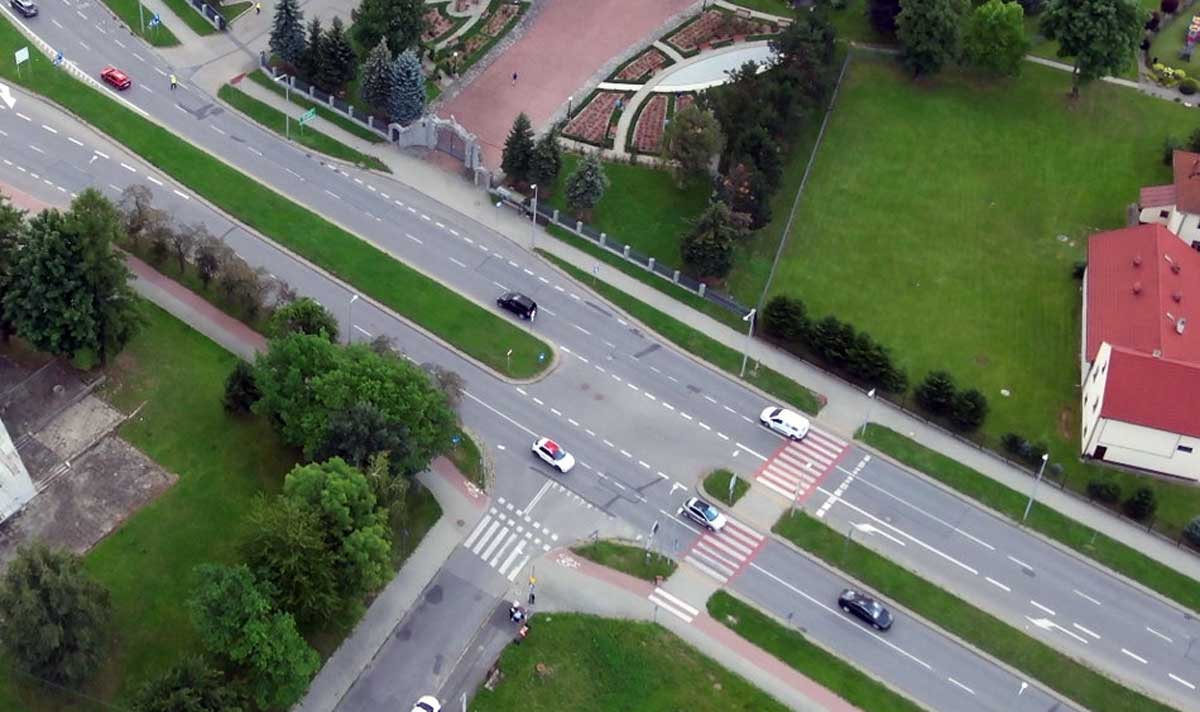 policyjny dron w akcji - widok na fragment ulicy Królowej Jadwigi w Nowym Sączu