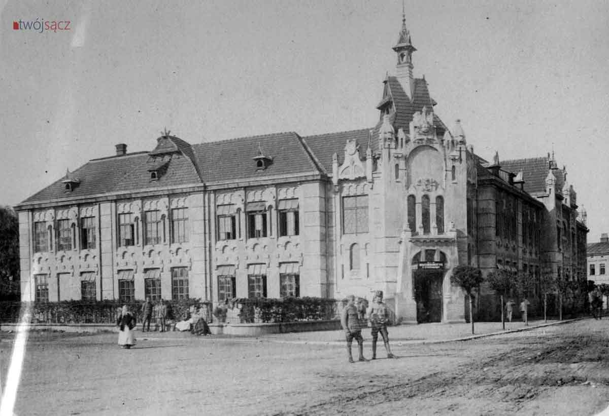 Nowy Sącz, budowa Ciciubabki skończona kilka lat wcześniej, budynek oświatowy przy ul. Staszica, tzw. Ciuciubabka, pocztówka z okresu I WŚ
