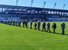 ćwiczenia policjantów na stadionie miejskim w Nowym Sączu