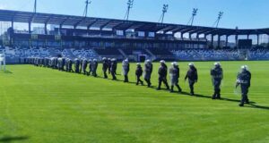 ćwiczenia policjantów na stadionie miejskim w Nowym Sączu