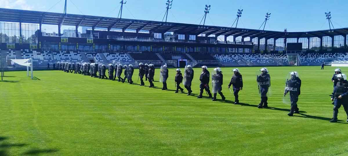 ćwiczenia policjantów na stadionie miejskim w Nowym Sączu