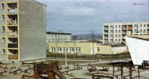 Nowy Sącz 1978. Fragment osiedla Milenium i placu zabaw - wioski indiańskiej