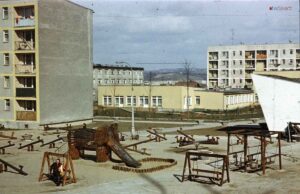 Nowy Sącz 1978. Fragment osiedla Milenium i placu zabaw - wioski indiańskiej