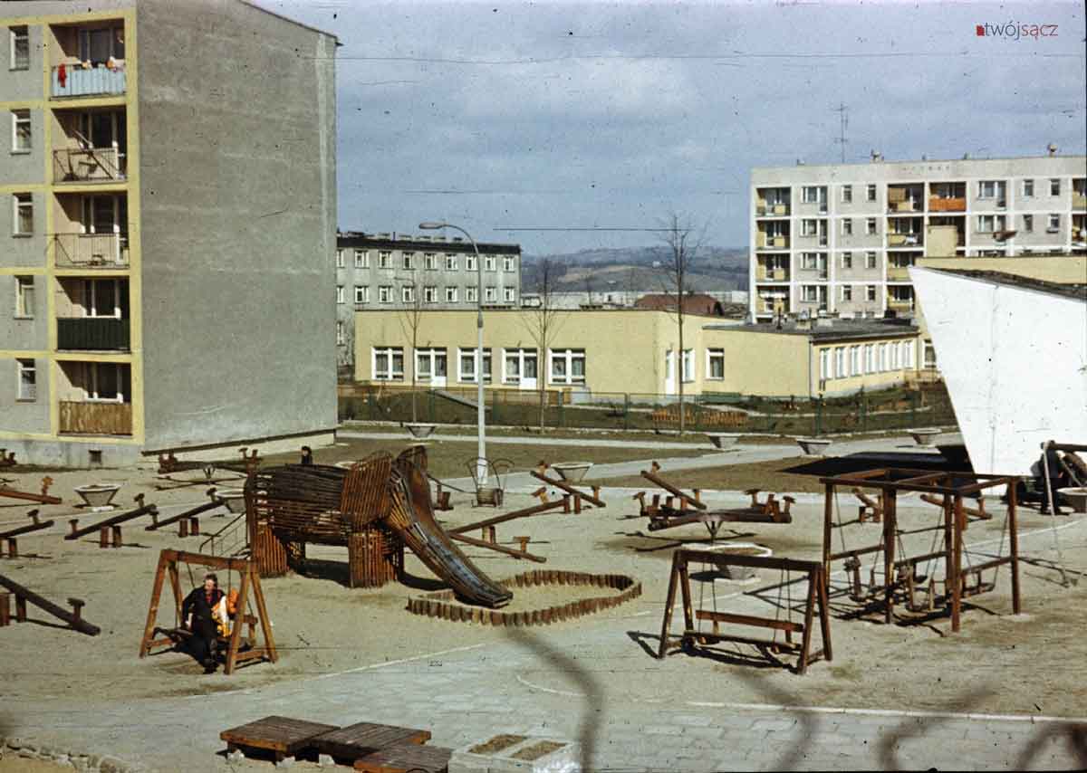 Nowy Sącz 1978. Fragment osiedla Milenium i placu zabaw - wioski indiańskiej