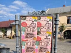 wydarzenia w Starym Sączu - plakaty jarmarku wiszą na tablicy ogłoszeniowej na rynku