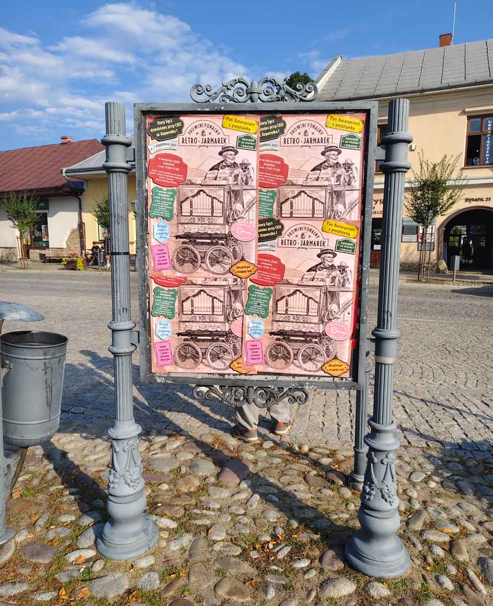 wydarzenia w Starym Sączu - plakaty jarmarku wiszą na tablicy ogłoszeniowej na rynku