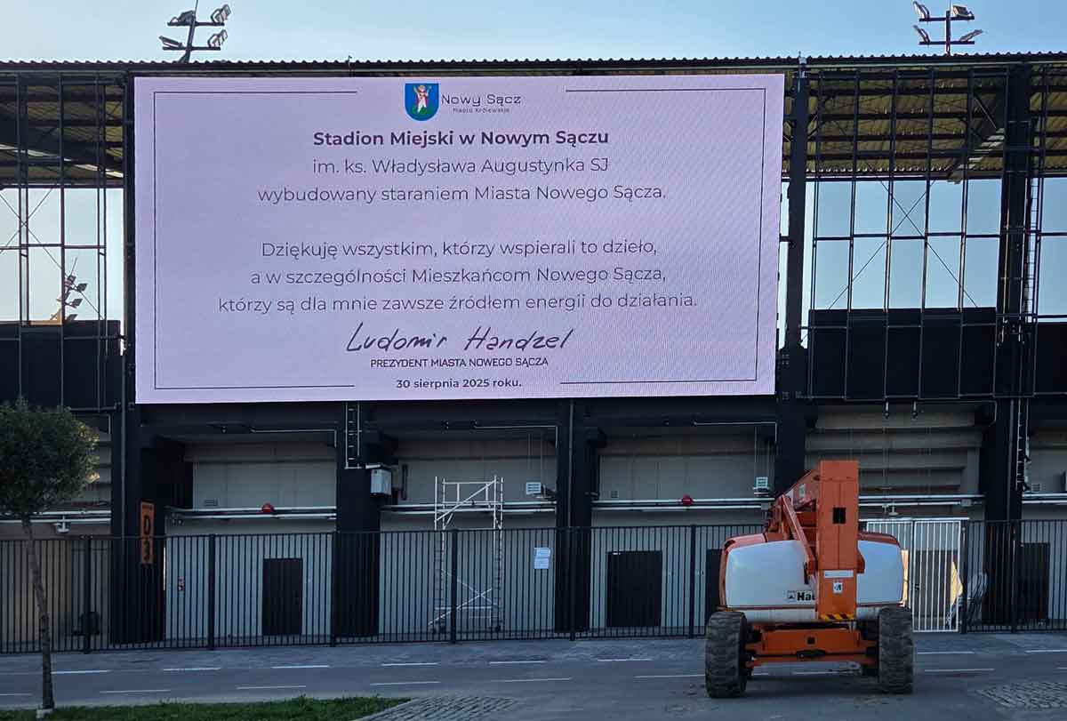 stadion miejski w Nowym Sączu - ekran led na zewnątrz