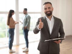 Polisonet - czym jest trigger. Mężczyzna z brodą, w garniturze, wskazuje kciukiem ok