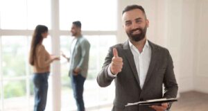 Polisonet - czym jest trigger. Mężczyzna z brodą, w garniturze, wskazuje kciukiem ok