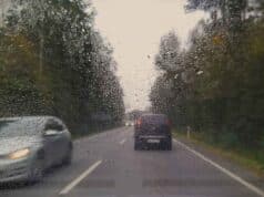 jesień na drogach - policjanci przypominają podstawowe zasady bezpieczeństwa