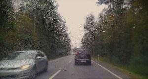 jesień na drogach - policjanci przypominają podstawowe zasady bezpieczeństwa