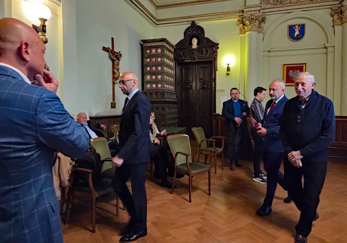 zawieszenie prezydenta Nowego Sącza - prezydenci wychodzą z ratusza