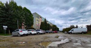 parking na osiedlu Wojska Polskiego w Nowym Sączu, pod blokiem ul. Korzeniowskiego 10
