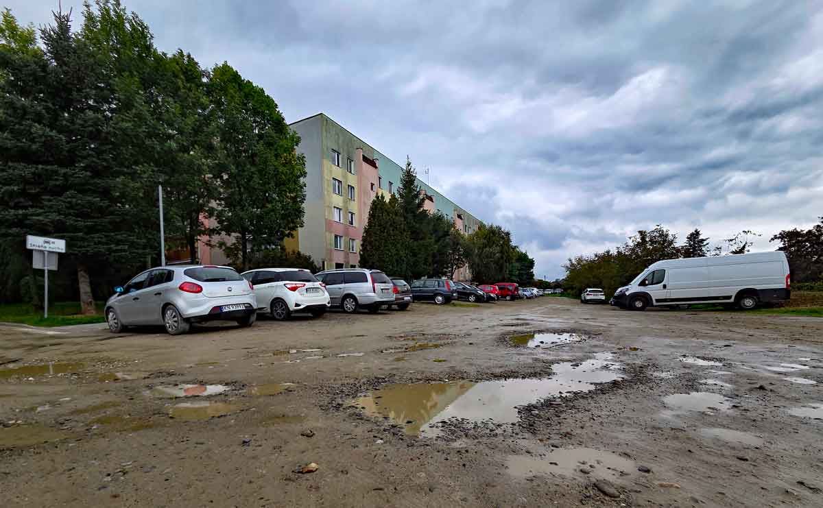 parking na osiedlu Wojska Polskiego w Nowym Sączu, pod blokiem ul. Korzeniowskiego 10