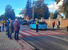 ulica Rejtana w Nowym Sączu przy cmentarzu. gdzie parkowanie przy cmentarzu jest możliwe 1 listopada