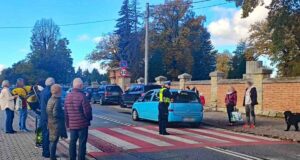 ulica Rejtana w Nowym Sączu przy cmentarzu. gdzie parkowanie przy cmentarzu jest możliwe 1 listopada