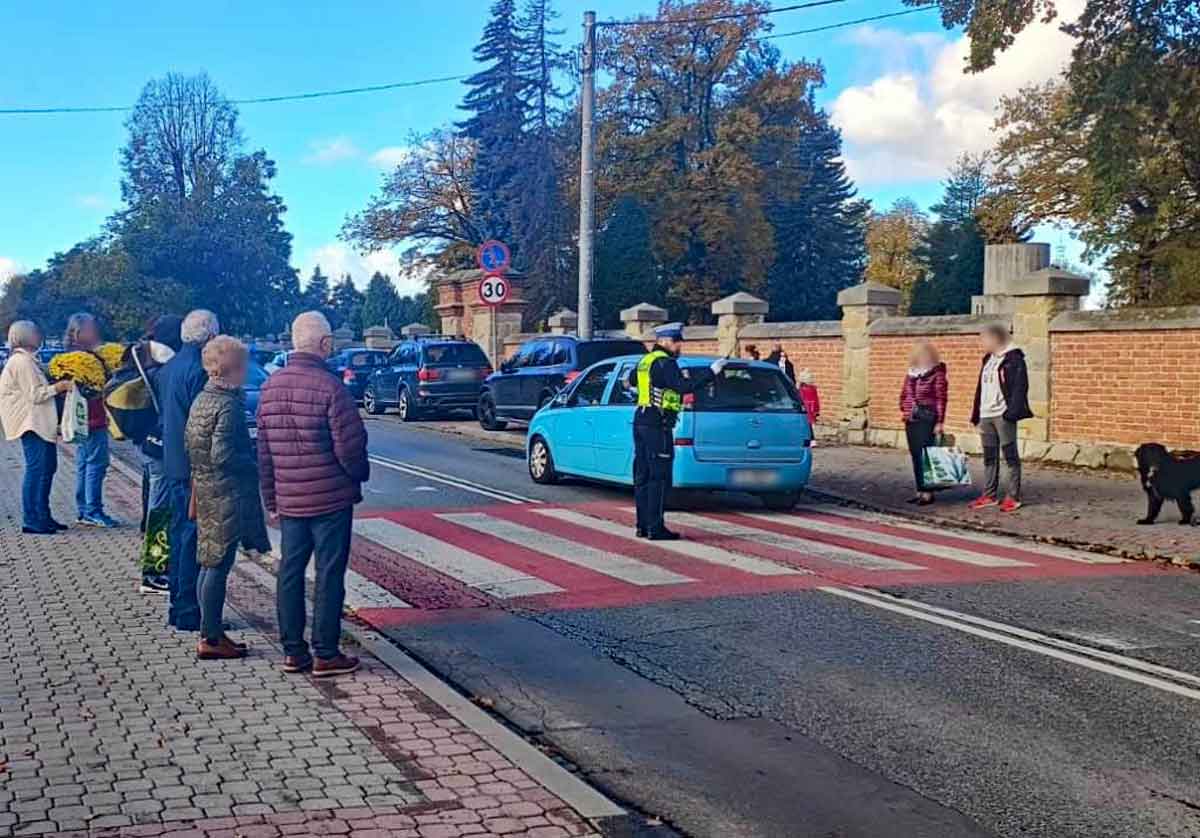 ulica Rejtana w Nowym Sączu przy cmentarzu. gdzie parkowanie przy cmentarzu jest możliwe 1 listopada