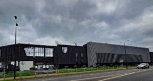 stadion miejski w Nowym Sączu widziany od ul. Kilińskiego