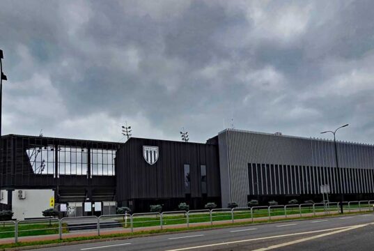 stadion miejski w Nowym Sączu widziany od ul. Kilińskiego