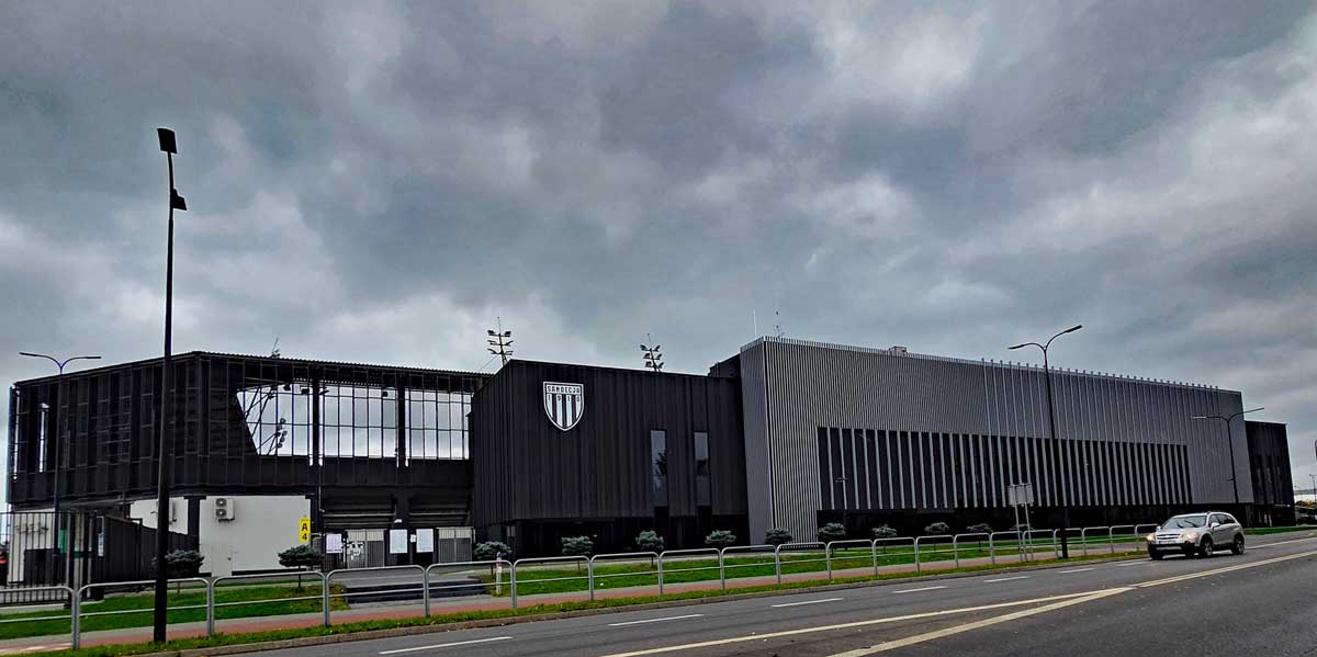 stadion w Nowym Sączu widziany od ul. Kilińskiego. przyszła restauracja na miejskim stadionie wciąż oczekuje na najemcę