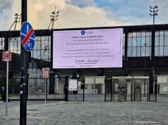 fragment elewacji stadionu miejskiego w Nowym Sączu z ekranem LED