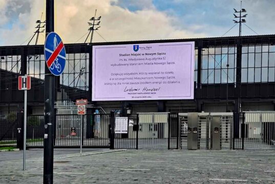 fragment elewacji stadionu miejskiego w Nowym Sączu z ekranem LED