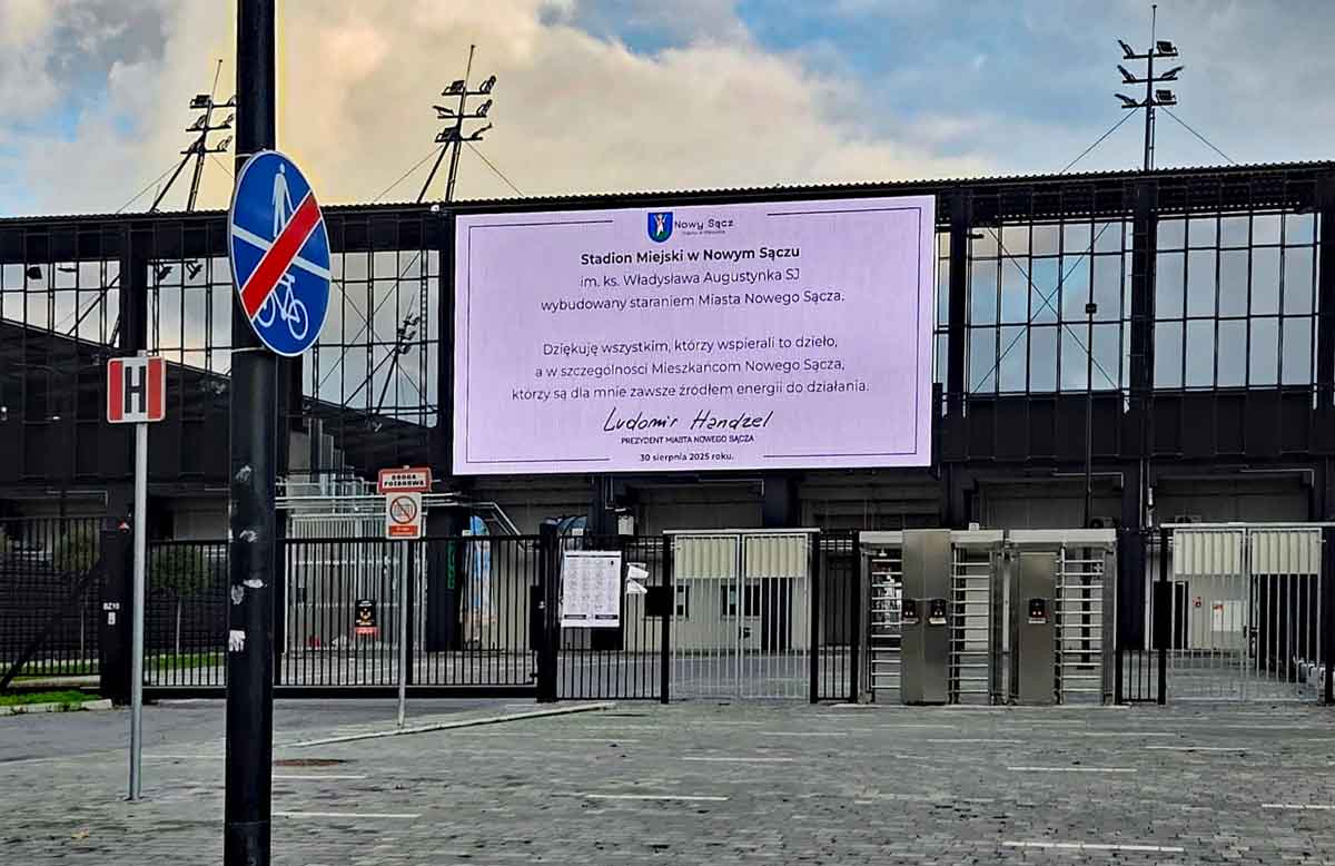 fragment elewacji stadionu miejskiego w Nowym Sączu z ekranem LED - wydatki na budowę stadionu zwiększył koszt zakupu dwóch telebimów