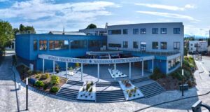 rekrutacja na semestr letni 2025/2026 w WSB-NLU w Nowym Sączu; budynek uczelni przy ul. Zielonej