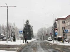 Aleje Wolności w Nowym Sączu, pierwsze opady śniegu listopad 2025