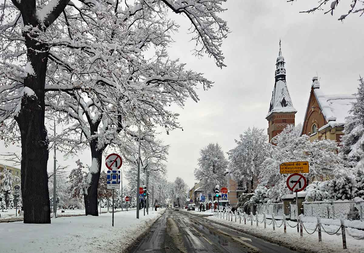 Nowy Sącz zaśnieżona Al. Batorego. działania służb Małopolska śnieg