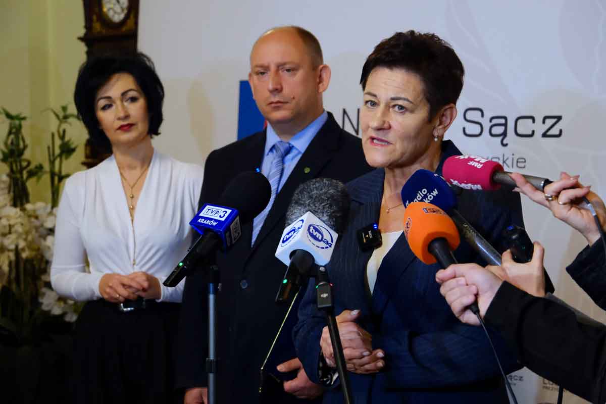 prezydentka Nowego Sącza Bożena Borkowska, wojewoda małopolski Krzysztof Klęczar, skarbnik miasta Renata Seruga-Tokarz