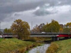 Most na potoku Łubinka w Nowym Sączu (ul. Nowochruślicka) otrzymał nazwę "Most Caritasu i Wielkiej Orkiestry Świątecznej Pomocy"