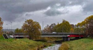 Most na potoku Łubinka w Nowym Sączu (ul. Nowochruślicka) otrzymał nazwę "Most Caritasu i Wielkiej Orkiestry Świątecznej Pomocy"