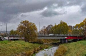 Most na potoku Łubinka w Nowym Sączu (ul. Nowochruślicka) otrzymał nazwę "Most Caritasu i Wielkiej Orkiestry Świątecznej Pomocy"