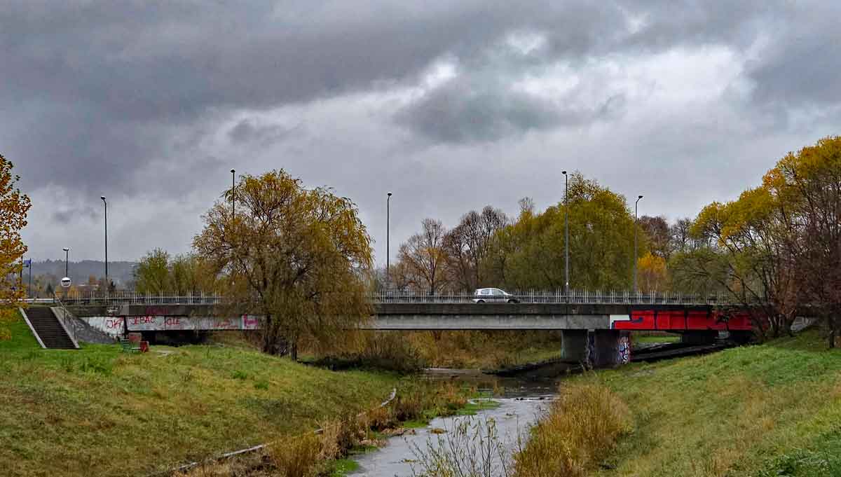 Most na potoku Łubinka w Nowym Sączu (ul. Nowochruślicka) otrzymał nazwę "Most Caritasu i Wielkiej Orkiestry Świątecznej Pomocy"