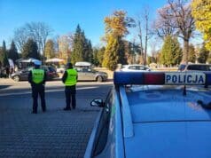 policjanci w pobliżu cmentarza komunalnego w Nowym Saczu