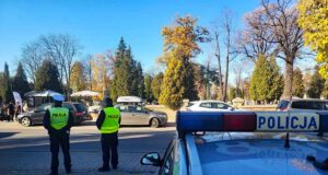 Sądecka Policja: podsumowanie działań w okresie Wszystkich Świętych policjanci w pobliżu cmentarza komunalnego w Nowym Saczu