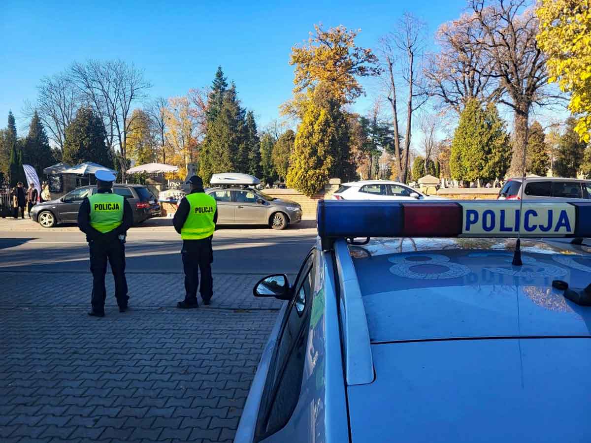 działania policji wszystkich świętych - policjanci w pobliżu cmentarza komunalnego w Nowym Saczu