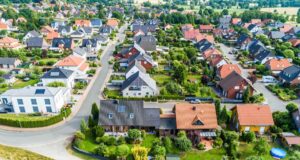 Rynek nieruchomości w Nowym Sączu – ceny mieszkań i domów w 2024-2025 roku rynek nieruchomości w Nowym Sączu - przypadkowa zabudowa parterowa