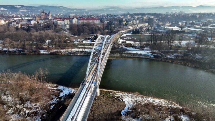 Nowy most kolejowy nad Dunajcem w Nowym Sączu