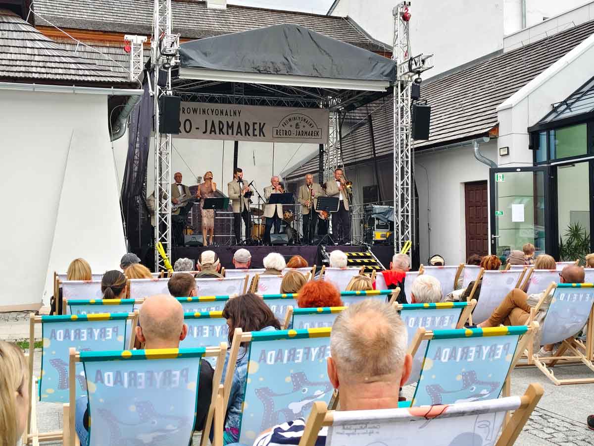 Prowincyonalny Retro Jarmarek w Starym Sączu, występ zespołu Slavia; dofinansowano ze środków programu Kultura – Interwencje. Edycja 2025