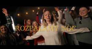 teledysk „Rozpalamy noc", stworzony przez wolontariuszy inicjatywy RobimyCośWięcej z Nowego Sącza