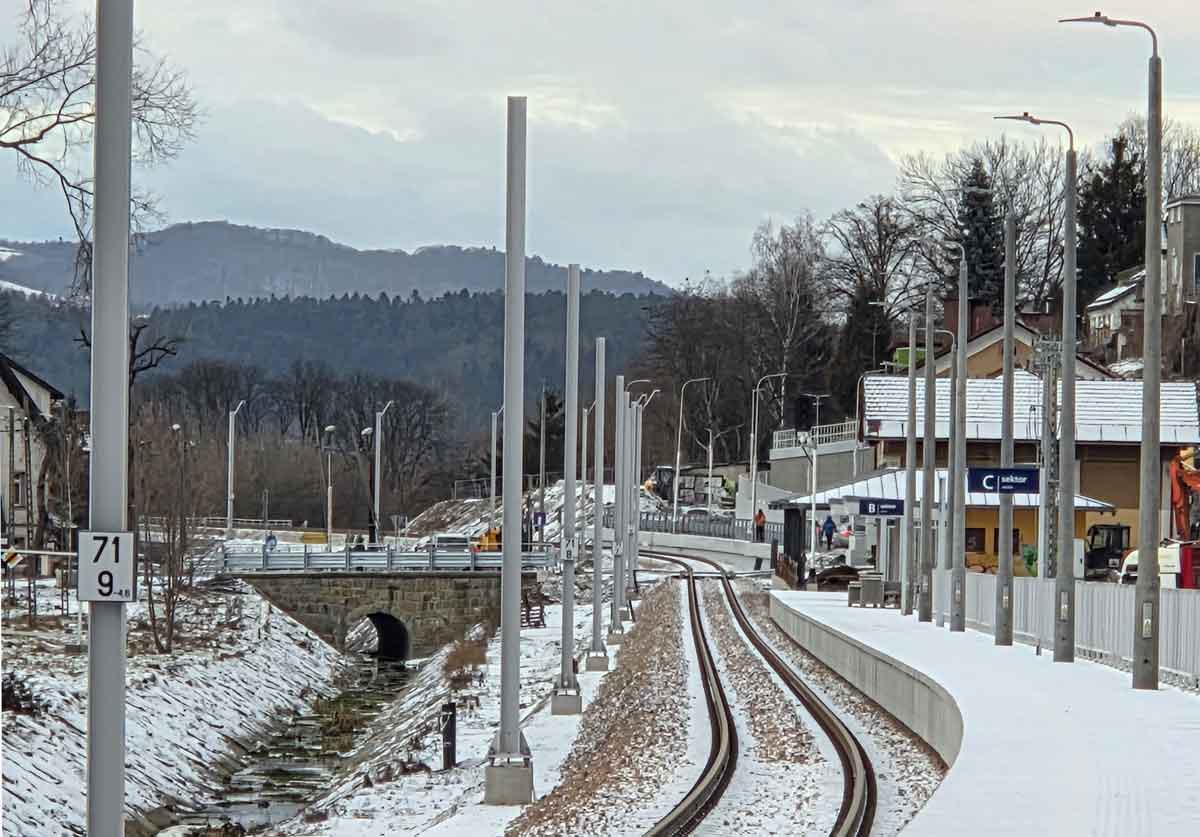 peron na przystanku kolejowym Nowy Sącz Miasto, grudzień 2025. tędy pojadą pociągi Nowy Sącz Marcinkowice
