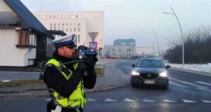 więcej patroli na drogach Sądecczyzny w okresie świąteczno-noworocznym. Policjant z laserowym miernikiem prędkości